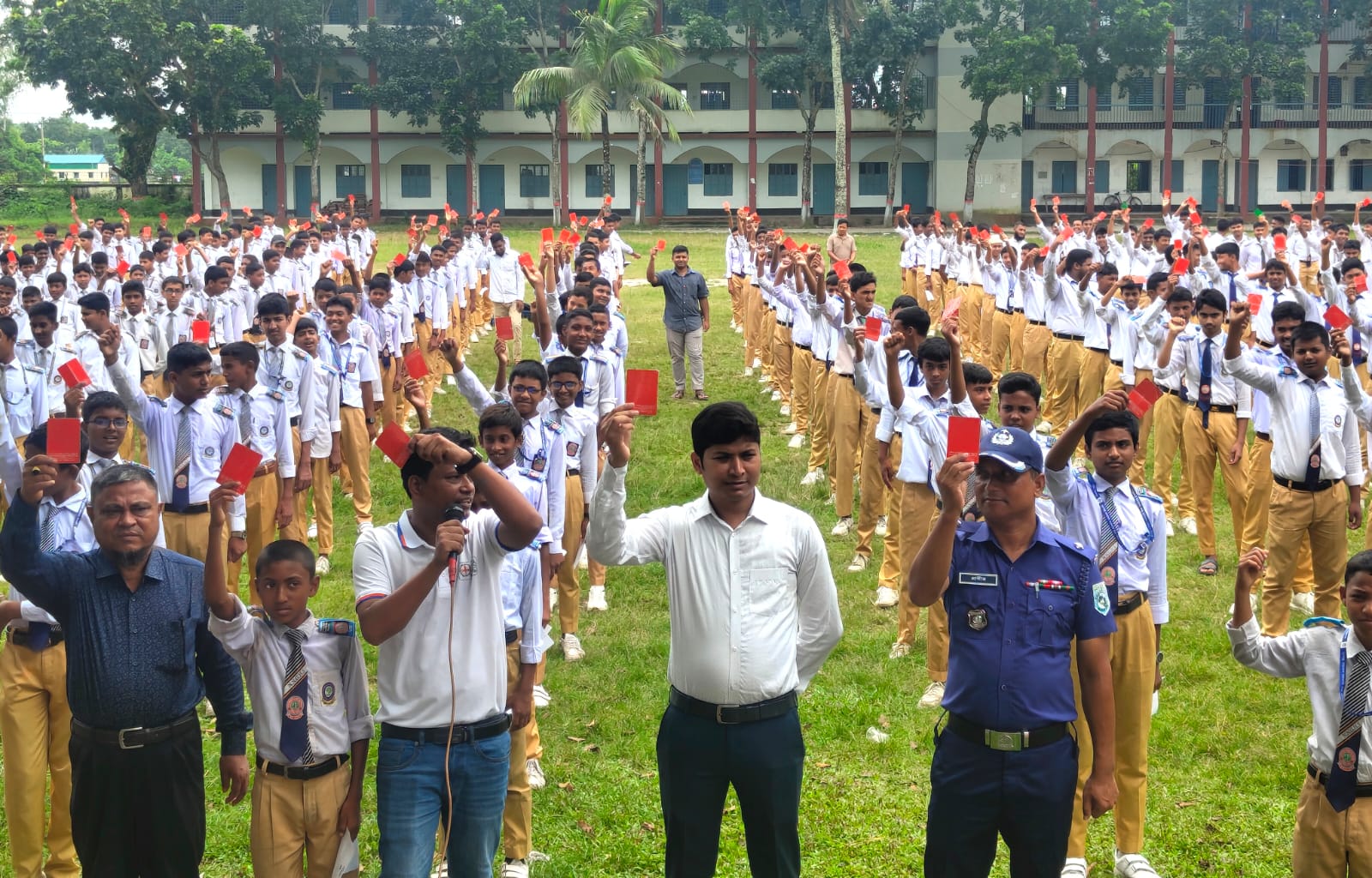 মাদক ও স্মার্টফোন আসক্তিকে ‘লাল কার্ড’, পঞ্চগড়ে শপথ নিল শত শত শিক্ষার্থী